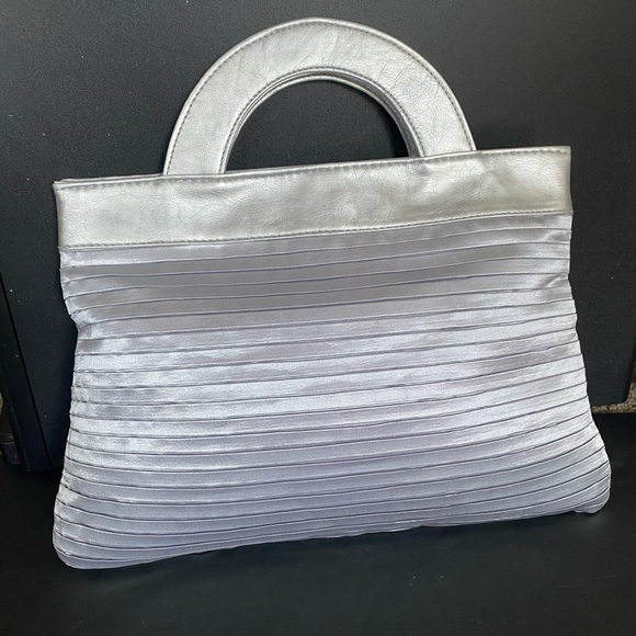 Mario Tricoci Silver Shiny Satin Glam Purse Bag - Picture 1 of 6